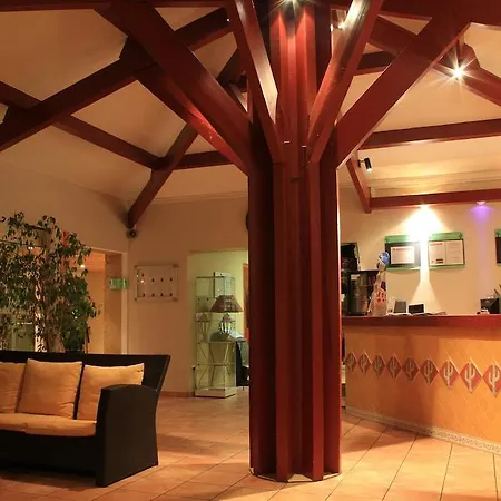 Logis Restaurant Pont Du Gard מלון