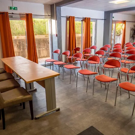מלון Logis Restaurant Pont Du Gard