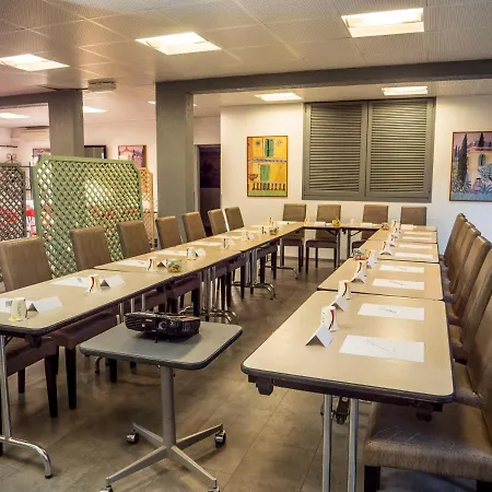 מלון Logis Restaurant Pont Du Gard