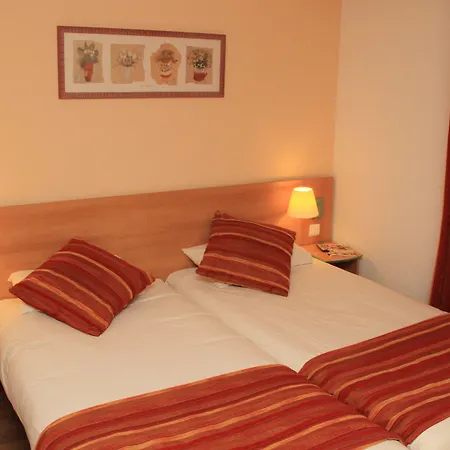 فندق Logis Pont Du Gard 3*