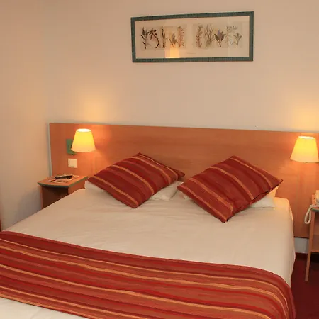 فندق Logis Pont Du Gard 3*