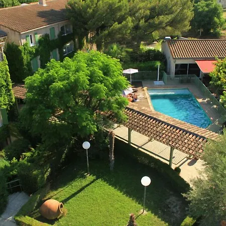 فندق Logis Pont Du Gard 3*