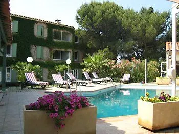 Logis Restaurant Pont Du Gard מלון