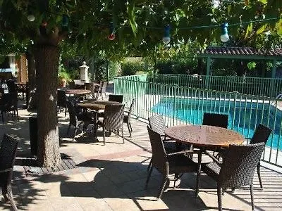 Logis Restaurant Pont Du Gard Uzès