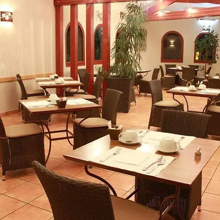 Logis Restaurant Pont Du Gard Отель Юзес