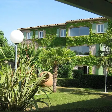 Logis Restaurant Pont Du Gard מלון 3*