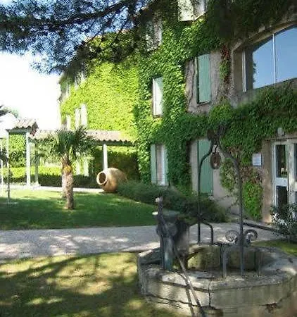 מלון Logis Restaurant Pont Du Gard 3*